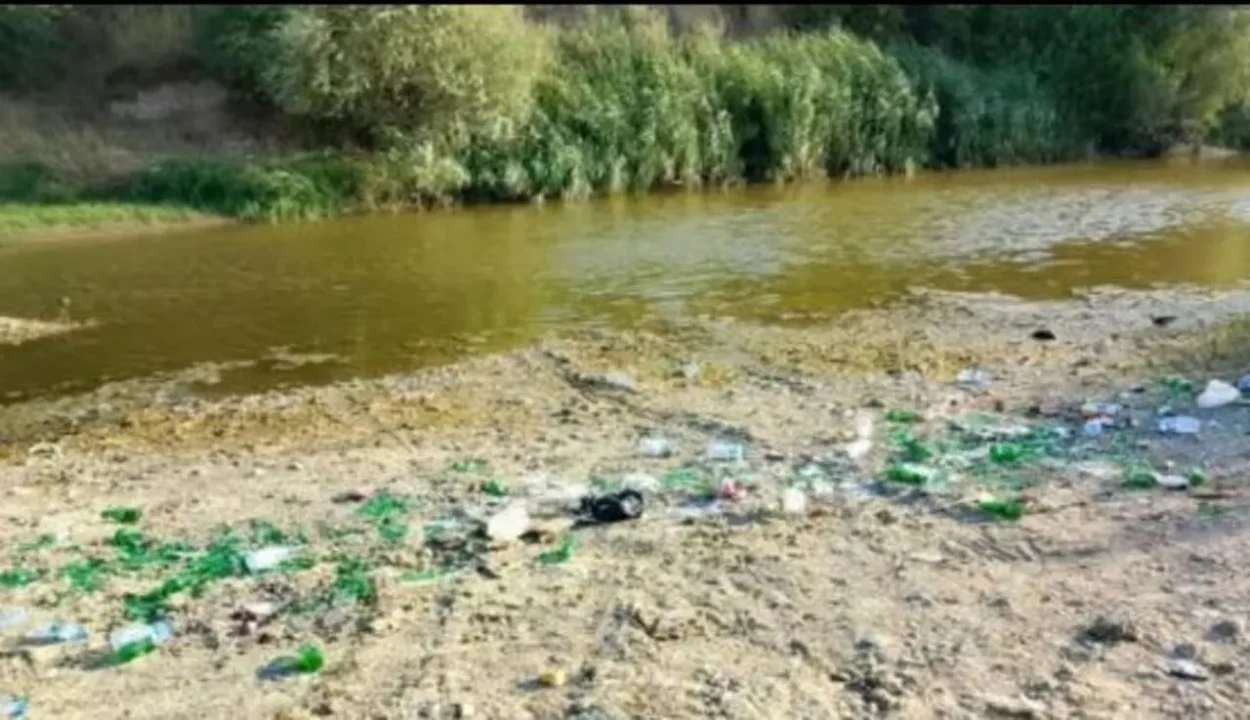 Tahtalı Barajı'nda Çöpler Su Yüzüne Çıktı