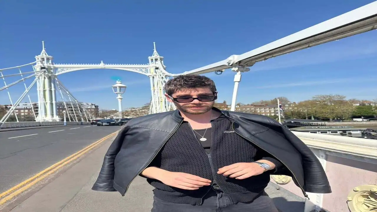 Kadife Kelepçe'nin Yıldızı Emre Bey
