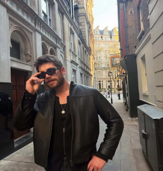 Kadife Kelepçe'nin Yıldızı Emre Bey