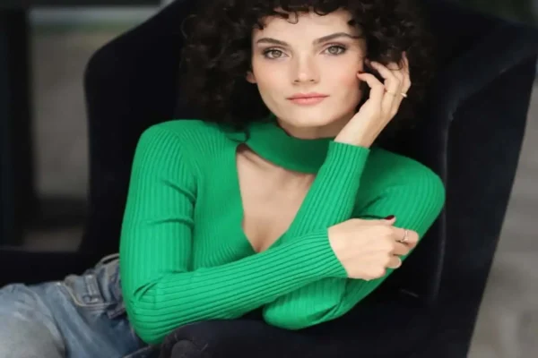 Nazlı Senem Ünal, Aynadaki Yabancı