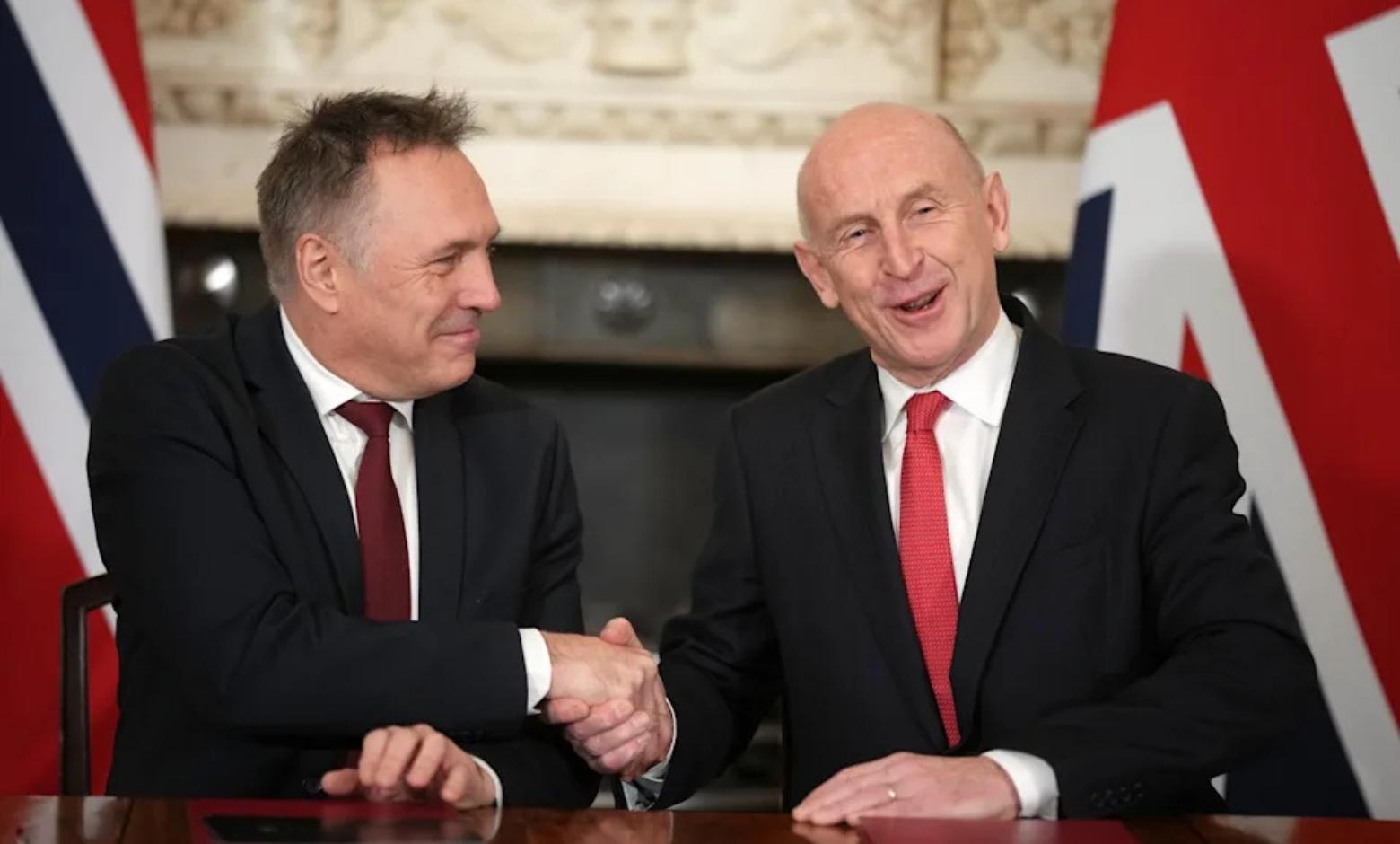 Norvec-Savunma-Bakani-Tore-O-Sandvik-solda-ve-Ingiltere-Savunma-Bakani-John-Healey