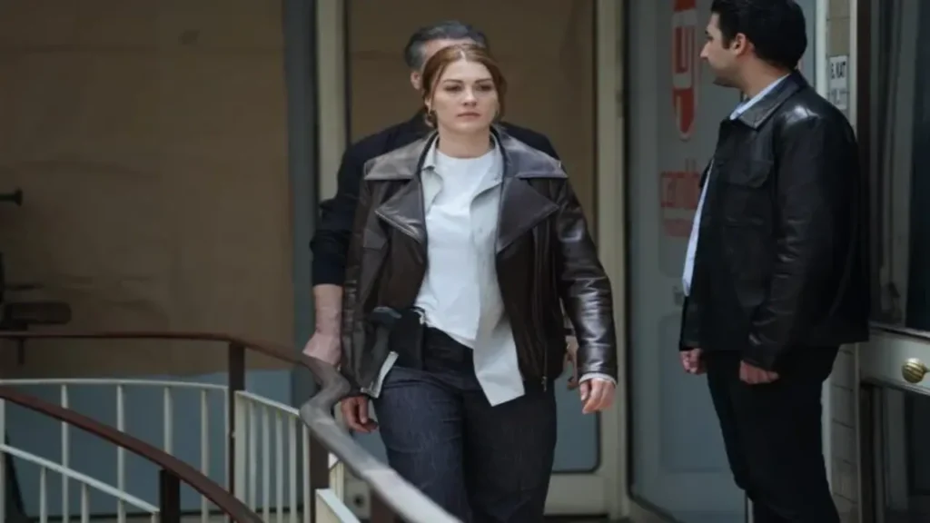 Son Kare’nin “Sare Komiser”i Burcu Özberk’ten Ters Köşe! Romantik Komediden Sert Polisiye Geçişi Olay Oldu 2 burcu ozberk 3 768x512 1