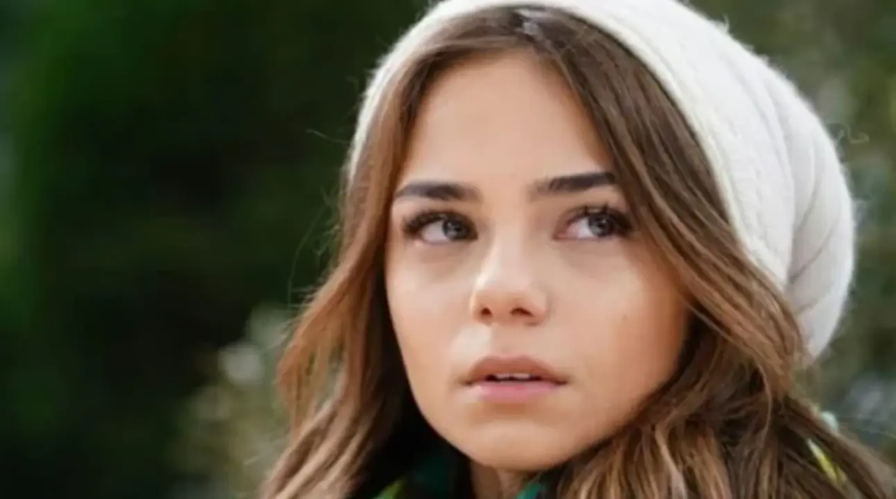 ayni-yagmur-altinda-beliz-kimdir