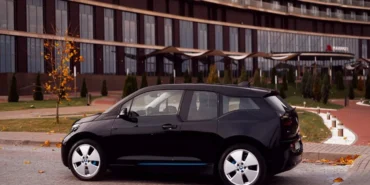 BMW-i3-Sedan-Goruntulendi-469-Beygir-Gucuyle-Yollara-Cikiyor-featured