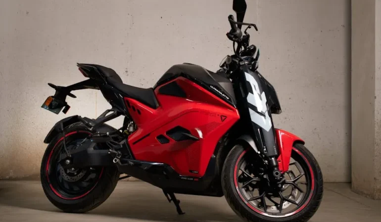 Devrilmeyen Elektrikli Motosiklet OMO X Tanıtıldı