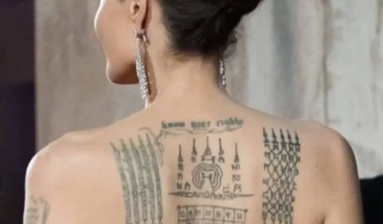 Angelina Jolie’nin Sırtındaki Gizemli Dövmeler Merak Konusu Oldu!