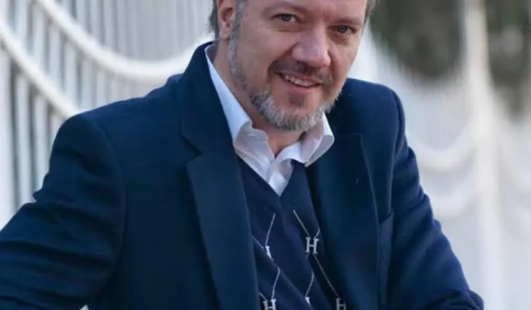 Murat Serezli Arka Sokaklar dizisine emekli başsavcı Fevzi karakteriyle katılıyor