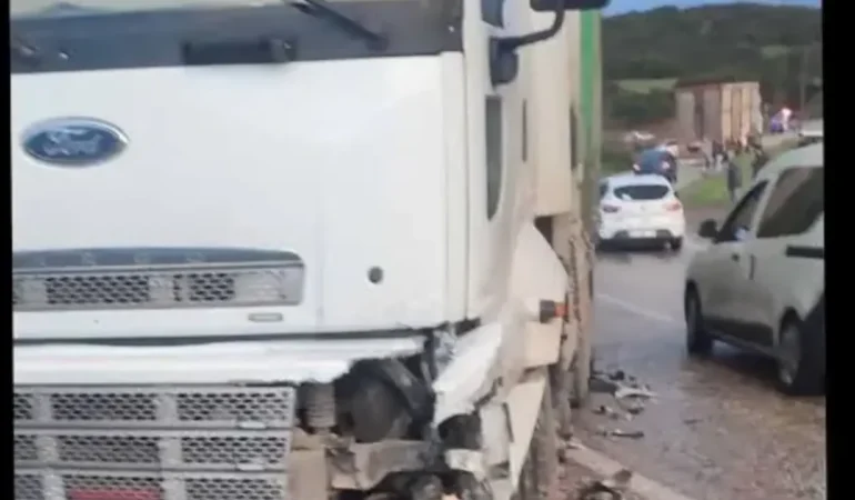 Manisa Alaşehir’de Tır ile Otomobil Çarpıştı: 1’i Ağır 3 Yaralı