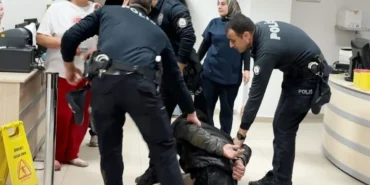 ogul-annesinin-sevgilisini-bicak