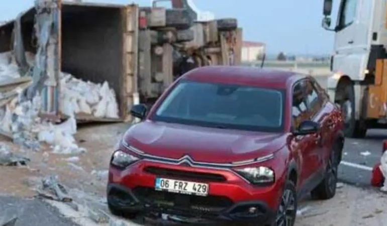 Aksaray-Konya Karayolunda Peş Peşe İki Kaza: Yardım Etmek İsterken Facianın Eşiğinden Dönüldü