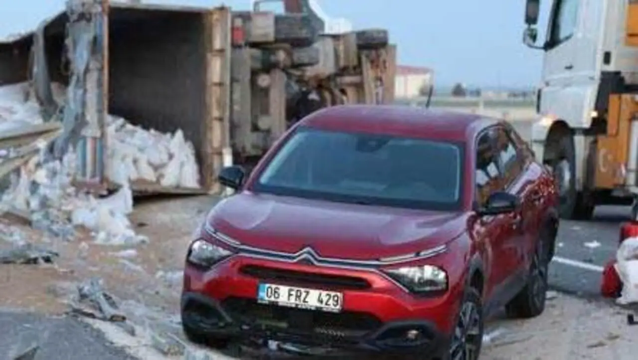 Aksaray-Konya Karayolunda Peş Peşe İki Kaza: Yardım Etmek İsterken Facianın Eşiğinden Dönüldü - TV de Bugün İnternet Haberleri