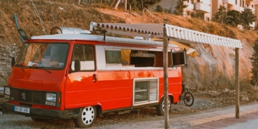 Arnavutköy’de dehşet anları: Kırmızıda geçen kamyon minibüsü biçti - TV de Bugün İnternet Haberleri