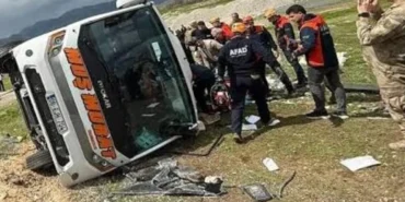 Diyarbakır Lice'de yolcu otobüsü devrildi