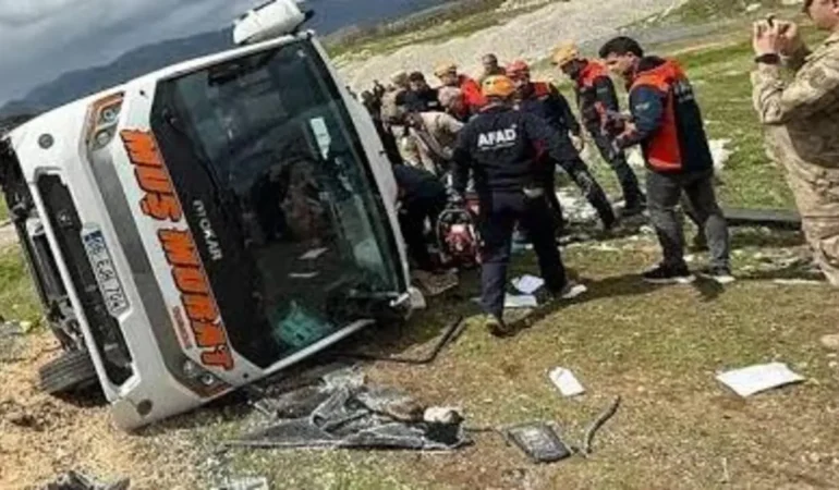 Diyarbakır Lice’de yolcu otobüsü devrildi: 1 ölü 13 yaralı