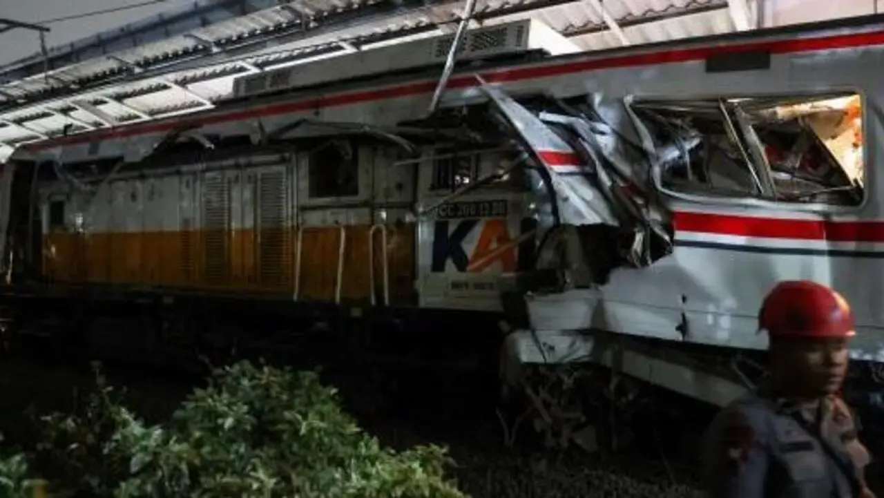 Endonezya’daki tren kazasında feci bilanço, 4 ölü, 38 yaralı - TV de Bugün İnternet Haberleri