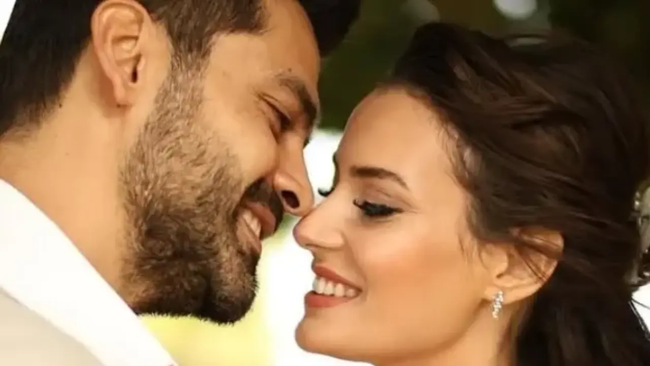 Ünlü oyuncular Erkan Meriç ve Yağmur Öztürk dünyaevine girdi