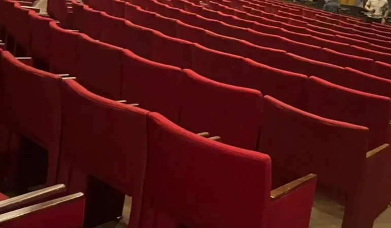 Gırgıriye Müzikali’nde Büyük Gerilim! Müjdat Gezen Hastanelik Oldu: Perran Kutman Gözyaşlarına Boğuldu!