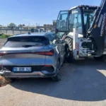 İnegöl’de Otomobil İş Makinesine Çarptı: 1 Kişi Yaralandı - TV de Bugün İnternet Haberleri