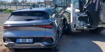 İnegöl’de Otomobil İş Makinesine Çarptı: 1 Kişi Yaralandı - TV de Bugün İnternet Haberleri