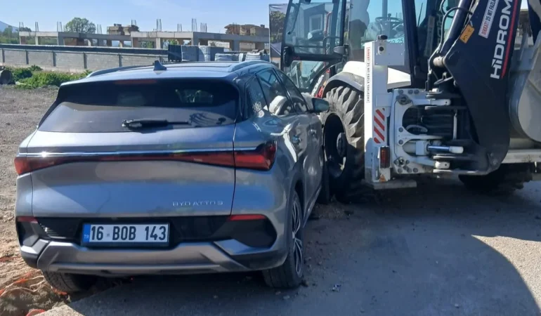 İnegöl’de Otomobil İş Makinesine Çarptı, 1 Kişi Yaralandı