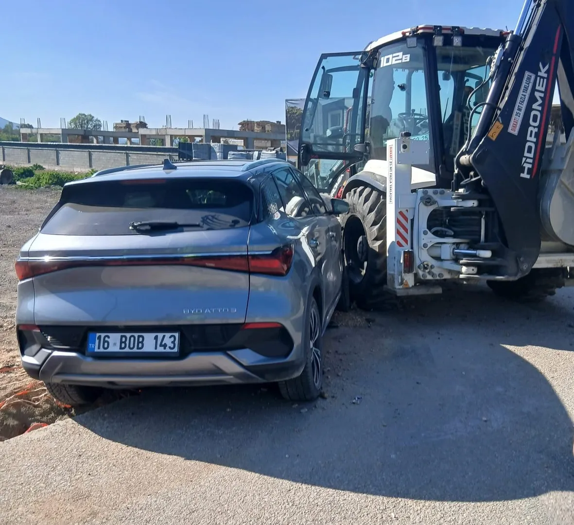 İnegöl’de Otomobil İş Makinesine Çarptı: 1 Kişi Yaralandı - TV de Bugün İnternet Haberleri