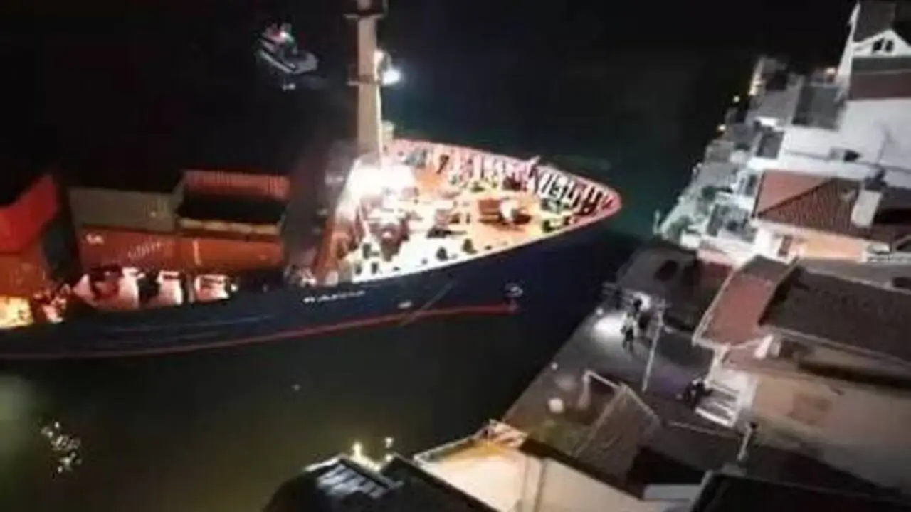 İstanbul Boğazı gemi kazası, Gemi yalılara ramak kala durdu - TV de Bugün İnternet Haberleri