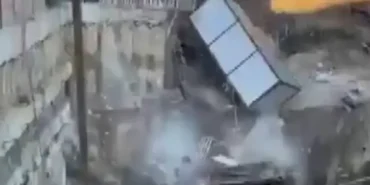 Kadıköy'de Fenerbahçe Stadı yakınında inşaat duvarı çöktü