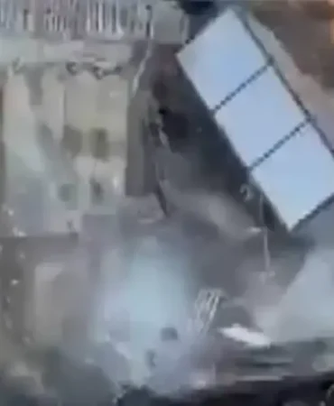 Kadıköy'de Fenerbahçe Stadı yakınında inşaat duvarı çöktü