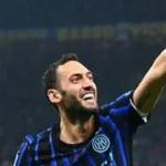 Milano’nun kalbinde oynanan İtalya Kupası yarı final mücadelesinde, milli futbolcumuz Hakan Çalhanoğlu sergilediği üstün performansla Inter’i ipten alarak finale taşıdı