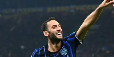Milano’nun kalbinde oynanan İtalya Kupası yarı final mücadelesinde, milli futbolcumuz Hakan Çalhanoğlu sergilediği üstün performansla Inter’i ipten alarak finale taşıdı