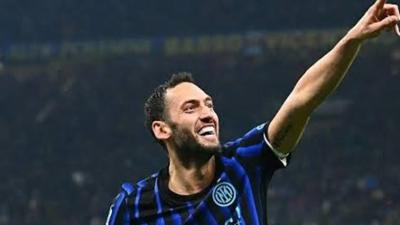 Milano’nun kalbinde oynanan İtalya Kupası yarı final mücadelesinde, milli futbolcumuz Hakan Çalhanoğlu sergilediği üstün performansla Inter’i ipten alarak finale taşıdı