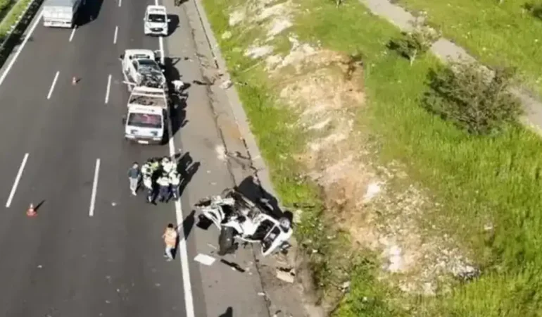 Şanlıurfa trafik kazası İki otomobil çarpıştı, 3 kişi öldü