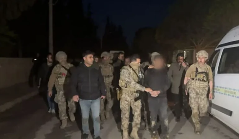 Uşak Ulubey’de Polise Silahlı Saldırı Şoku: 2 Polis Yaralandı, Şüpheli Özel Harekat Operasyonuyla Yakalandı