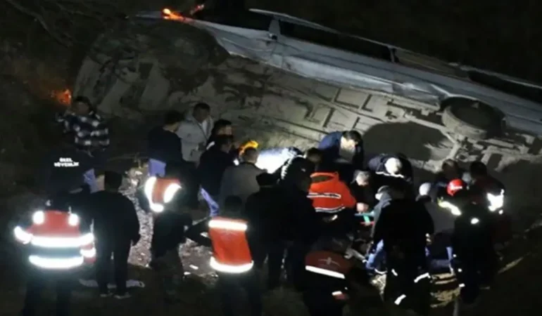 Hekimhan’da maden işçilerini taşıyan servis devrildi 2 ölü