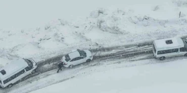 Muş Hasköy yolunda kar ve tipi nedeniyle 50 kişi mahsur kaldı
