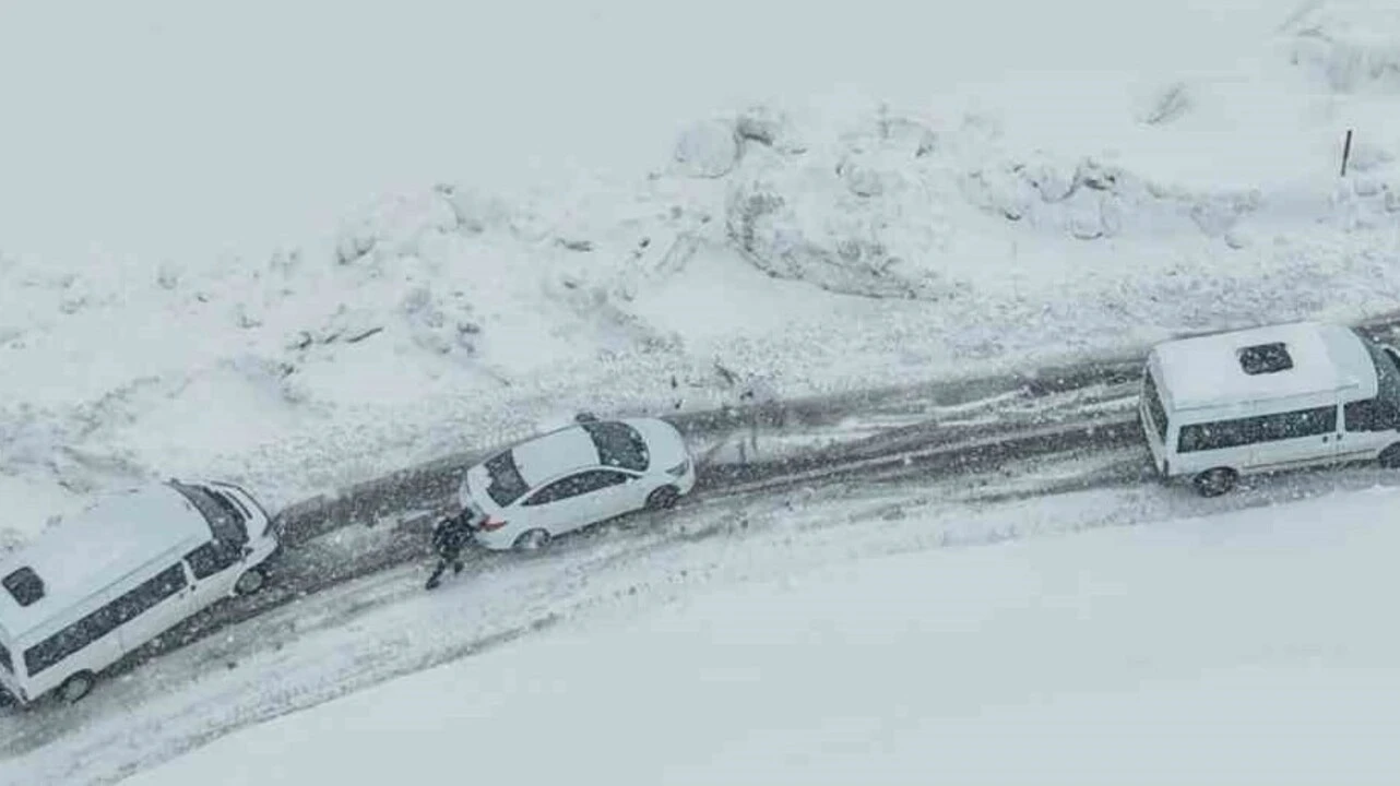 Muş Hasköy yolunda kar ve tipi nedeniyle 50 kişi mahsur kaldı