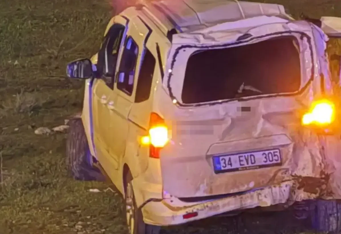 Cizre İdil karayolunda hafif ticari araç şarampole yuvarlandı