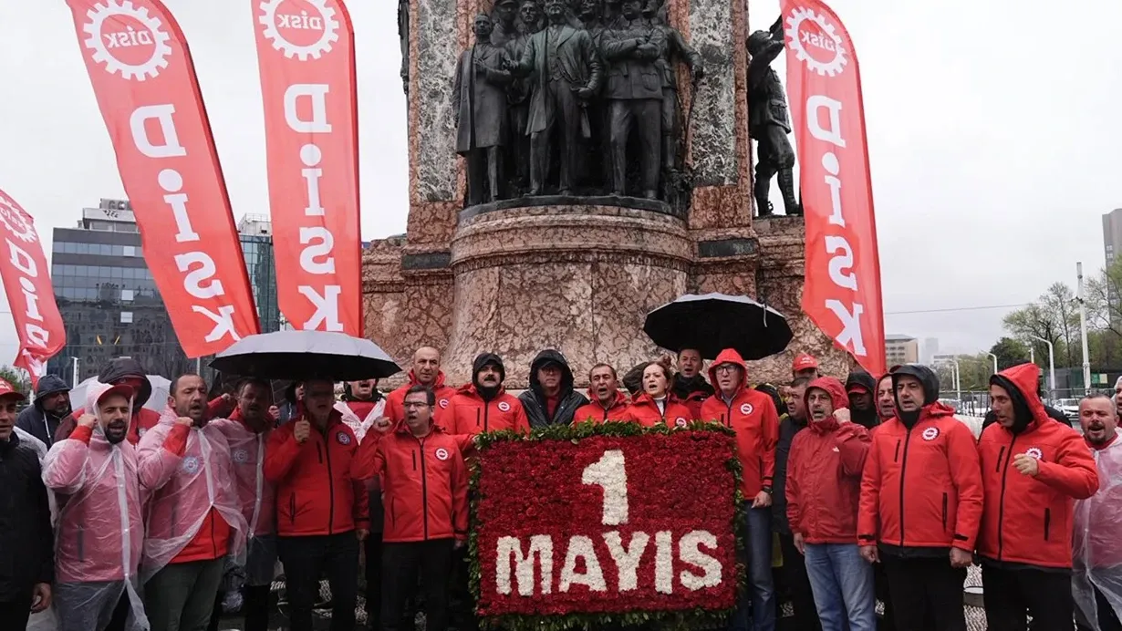1 Mayıs Coşkusu Taksim’de: Sendikalar Cumhuriyet Anıtı’ndaydı - TV de Bugün İnternet Haberleri