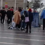 Bursa’da Engelli Şemsiye Satıcısına Kadınlardan Meydan Dayağı! - TV de Bugün İnternet Haberleri