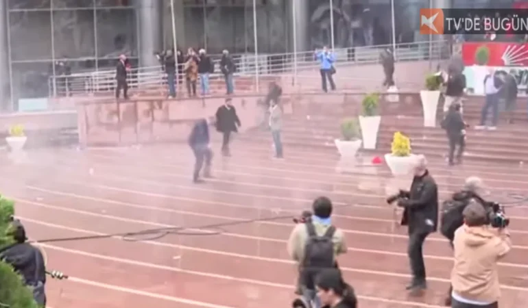 CHP-Genel-Merkezinde-Sicak-Saatler-Polis-Mudahalesi-Basladi-featured