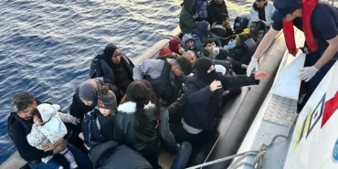 Cesme-Aciklarinda-39-Duzensiz-Gocmen-Lastik-Botta-Yakalandi-featured