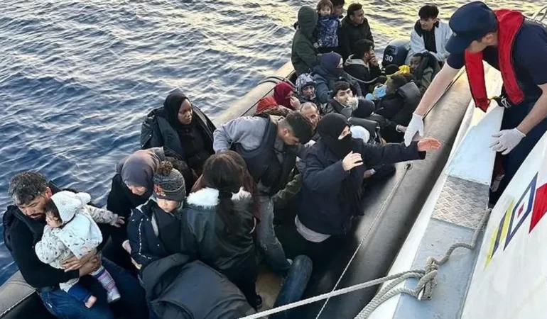 Çeşme Açıklarında 39 Düzensiz Göçmen Lastik Botta Yakalandı