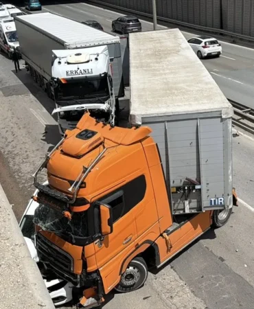 Eskişehir'de 2 Tır ve Otomobilin Karıştığı Kaza Trafiği Aksattı 10 Eskisehir8217de-2-Tir-ve-Otomobilin-Karistigi-Kaza-Trafigi-Aksatti-featured