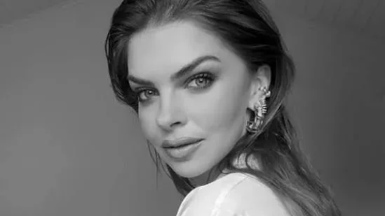 Pelin Karahan Siyah Beyaz Şıklığıyla Hayran Bıraktı