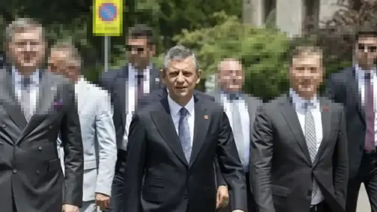 CHP'de Büyük Kurultay Çıkmazı: Özgür Özel ve Ekibi 900’den Fazla İmza ile Harekete Geçti