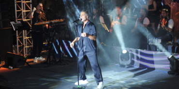 Ozcan-Deniz-konserinde-erkeklerin-30-yillik-marsini-acikladi-featured
