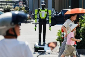Robot-Polisler-Cin-Sokaklarinda-Trafik-Denetimi-Yapiyor-featured